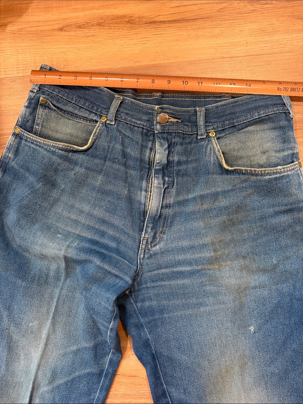Vintage La Vie High-Waisted Distressed Jeans – Authentic Thrashed Grunge